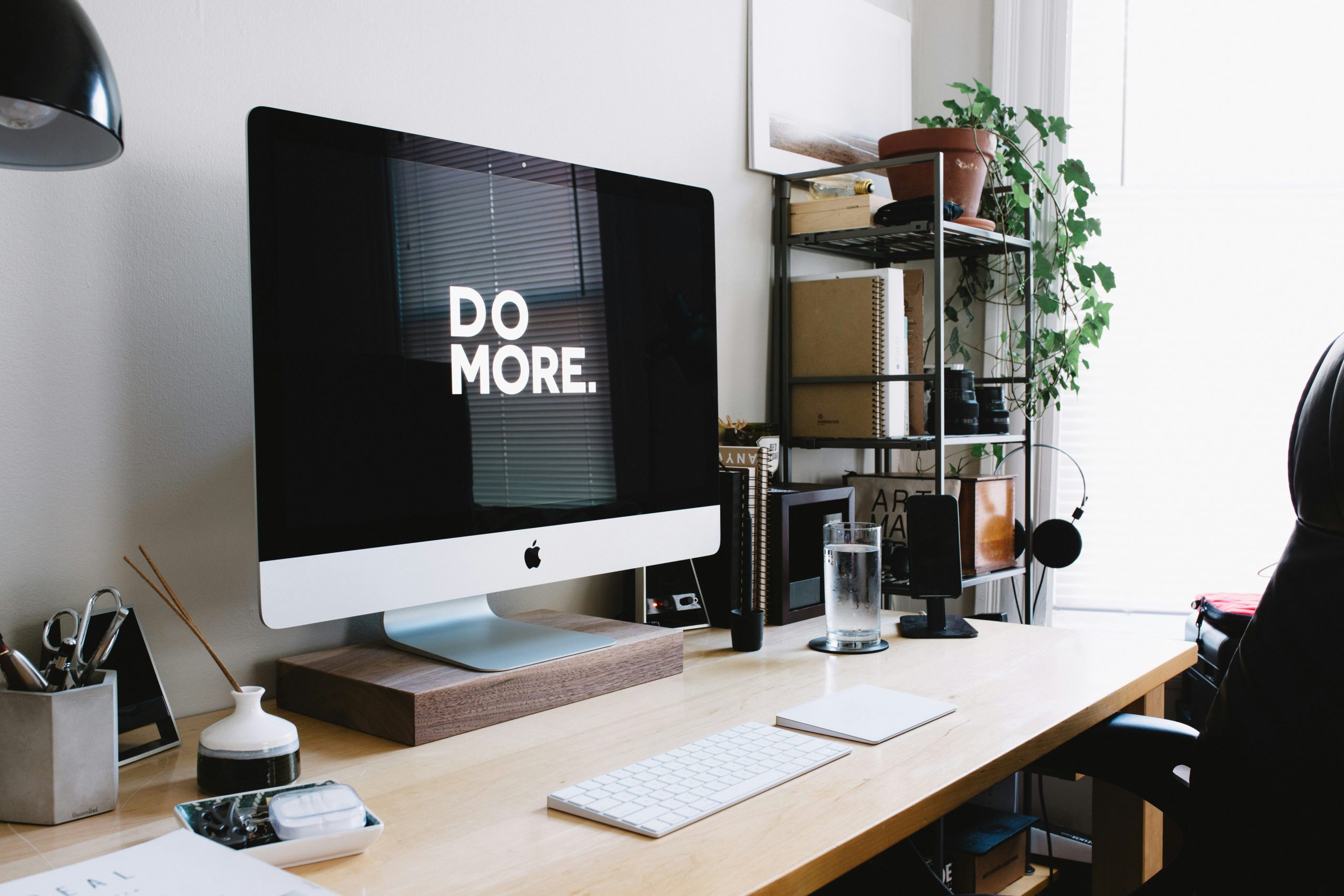 iMac mit der Aufschrift "Do more." auf einem Schreibtisch. - TechAbilities Support.