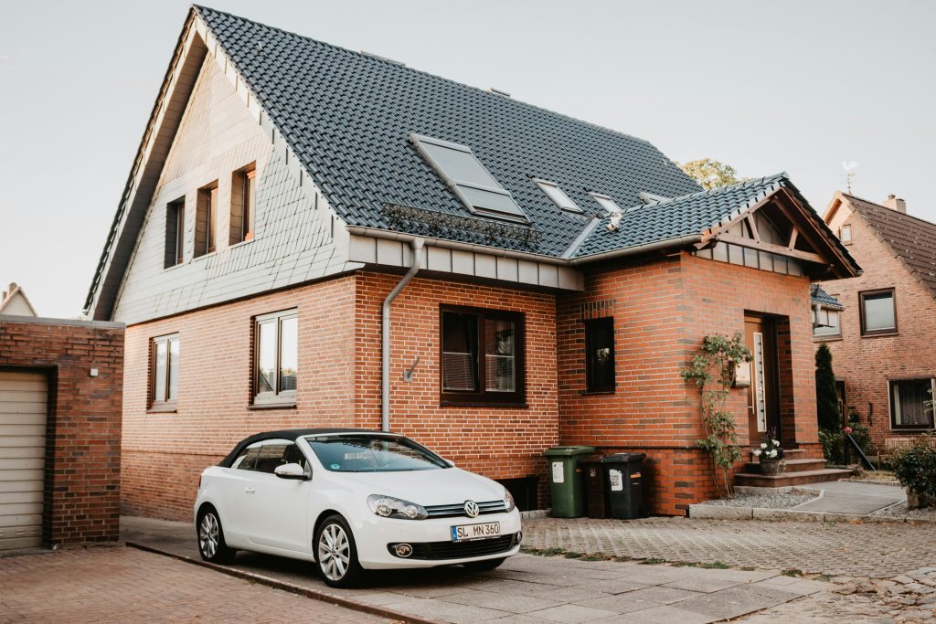 Haus mit einem weißen VW Jetta davor - TechAbilities Support vor-Ort.